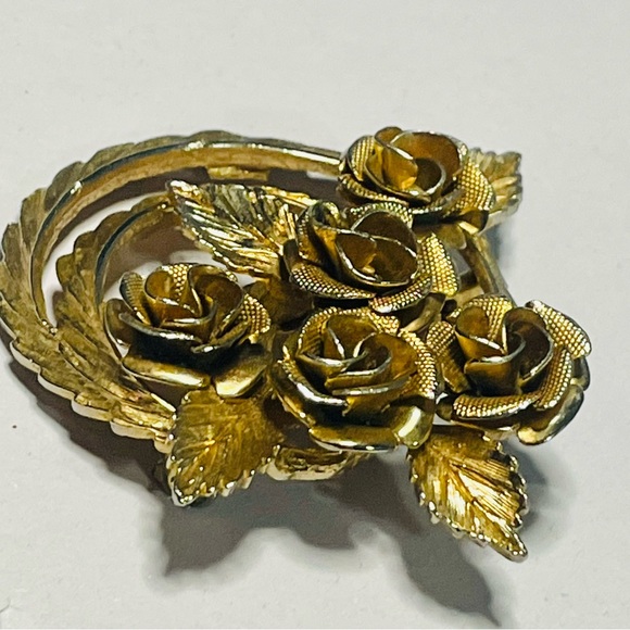 Vtg gold tone “Coro” rose bunch wreath 1.5” brooch Excellent condition! - Picture 4 of 6